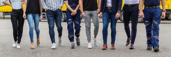 Stellenangebote Mitarbeitende laufen auf dem Hof