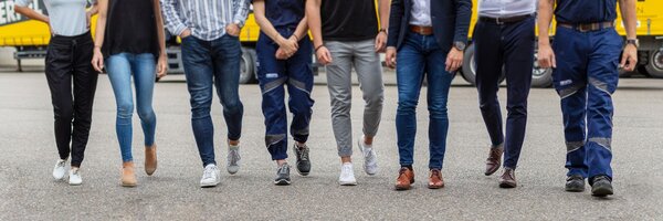 Stellenangebote Mitarbeitende laufen auf dem Hof