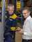 Mitarbeiter besprechen sich in einer Lagerhalle