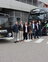 Gruppenfoto E-LKW und E-Rangierfahrzeuge